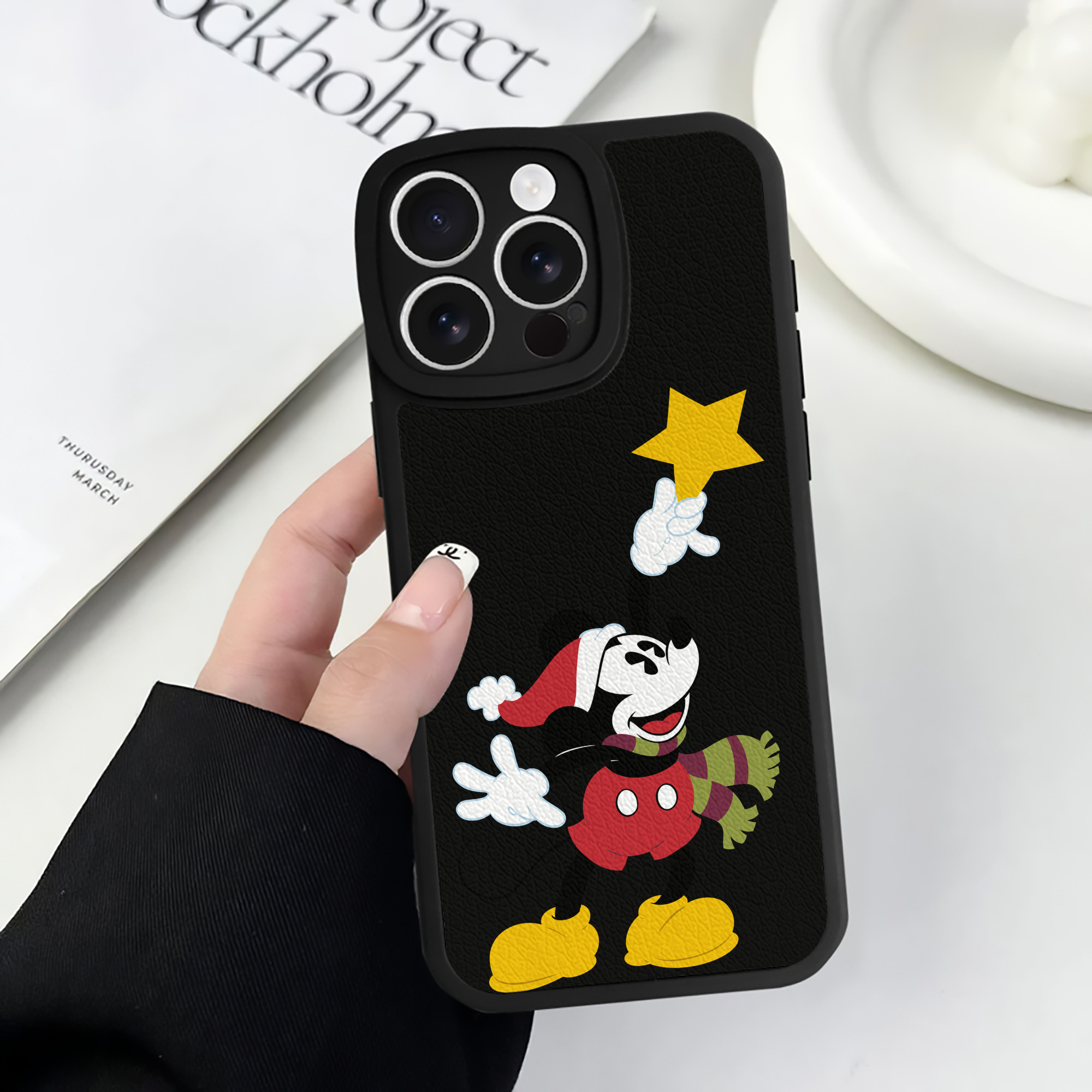 （画像用） ミッキーマウス Mickey Mouse 【iPhone 16シリーズ対応】シリコンスマホケース（レザー調） 材質：シリコン